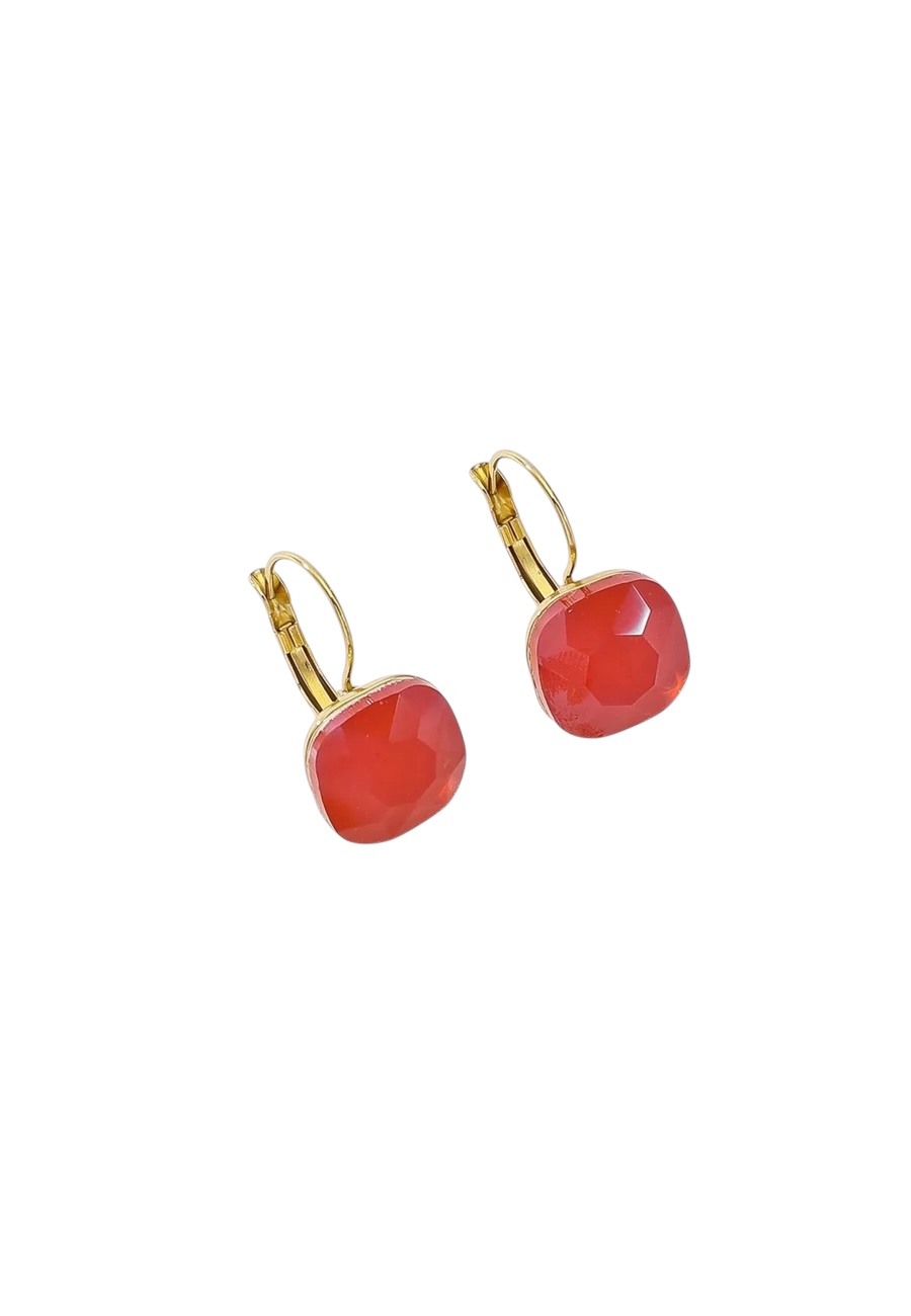 Goudkleurige oorbellen met rood steentje