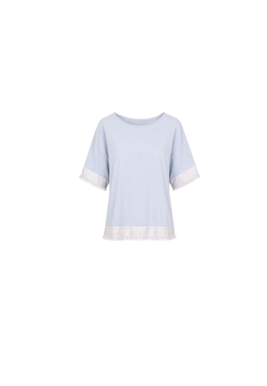 Lichtblauw shirt met knoopjes op de rug