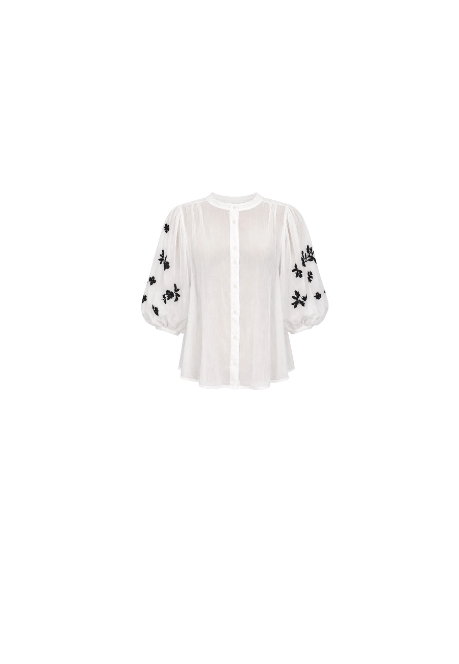 Wit voile blouse met donkerblauwe borduursels