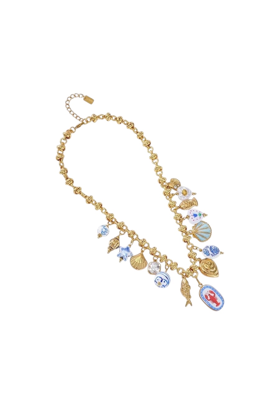 Half Lange ketting met vrolijke gekleurde bedeltjes