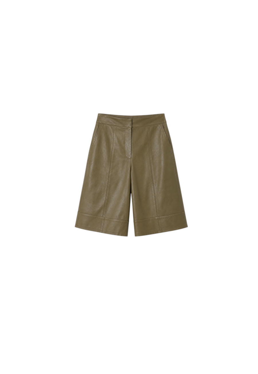 Olijfgroene leer look bermuda