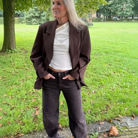 Donkerbruine oversized blazer met leuk detail bij de manchetten