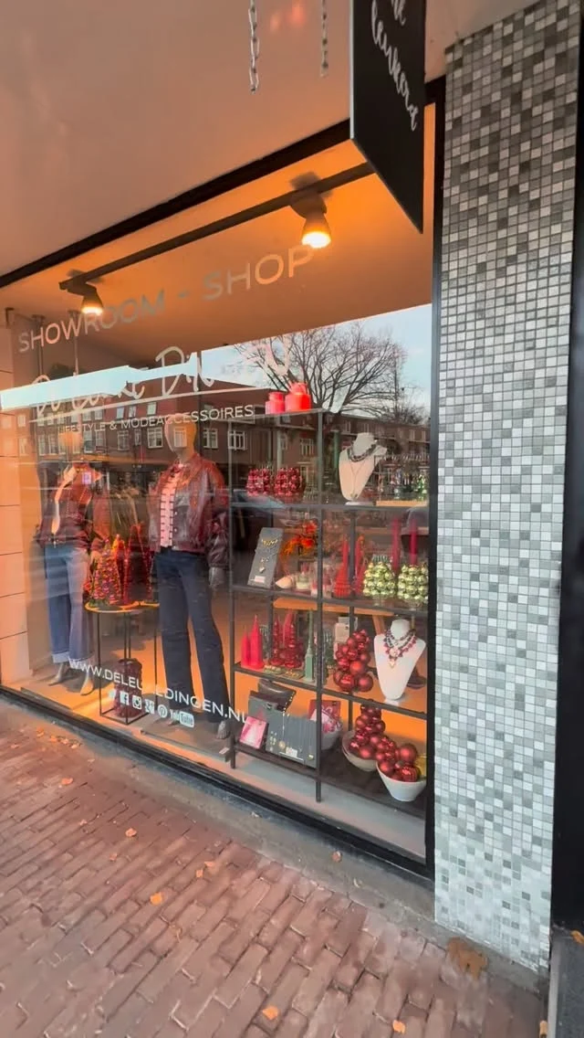 𝗠𝗔𝗚𝗜𝗖 𝗡𝗘𝗪 𝗪𝗜𝗡𝗗𝗢𝗪ⵑ 
🎶 𝗩𝗔𝗡𝗗𝗔𝗔𝗚 𝗞𝗟𝗘𝗨𝗥𝗧 𝗗𝗘 𝗘𝗧𝗔𝗟𝗔𝗚𝗘 𝗜𝗡 🔴𝗥𝗢𝗢𝗗ⵑ 🎶 De feestdagen komen eraan en bij De Leuke Dingen vind je alles om jezelf of iemand anders blij te maken. Van stijlvolle kleding tot de nieuwste New Window-collectie vol verrassende cadeautjes en lifestyle musthaves. 🎄💫
Kom langs en ontdek je nieuwe favorieten!
www.deleukedingen.nl
#DeLeukeDingen #dldlooks #NewWindow #kledinginspiratie #cadeautjestijd #holidayvibes #kerstshoppen #feestdagen #giftinspo #winkelplezier #cosyvibes #shoplocal