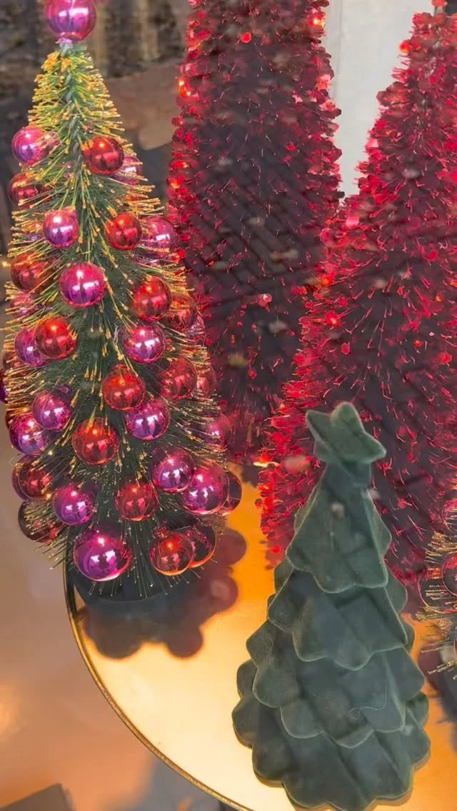 𝗡𝗘𝗩𝗘𝗥 𝗧𝗢 𝗠𝗨𝗖𝗛 🔴𝗥𝗘𝗗ⵑⵑⵑⵑ
Groen erbij, chaos compleet.
Kerst energy: aan ✅
En ja hoor … de winkel ligt ramvol nieuwe cadeautjes en lifestyle musthaves. 🎄✨
www.deleukedingen.nl
#DeLeukeDingen #dldlooks #kerstinspiratie #cadeautjestijd #holidayvibes #kerstshoppen #decembermusthaves #feestdagen #cadeautips #lifestylewinkel #etalageinspiratie #kerstsfeer #giftinspo #winkelplezier #redandgreen #shoplocal #interieurvibes #cosyvibes