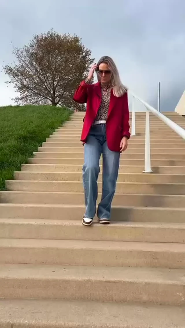 LINK IN BIO!!!𝗘𝗟𝗘𝗚𝗔𝗡𝗧𝗘 𝗣𝗢𝗪𝗘𝗥ⵑ 
Powerlook met een vleugje 🐅wild! De combinatie van een felrode blazer en een leopard top zorgt voor precies de juiste balans tussen stoer en vrouwelijk. Durf te mixen, durf te stralen ❤️
www.deleukedingen.nl #dldlooks
#ootd #fashioninspo #redblazer #leopardprint #fallfashion #styleinspiration #chicandbold #fashiondetails #streetstyle #trendylook #poweroutfit #stylediaries #fashionlover #modeinspiratie #modestijl #femininestyle #lookoftheday #blazerstyle #jeansandheels @dyonnejansen